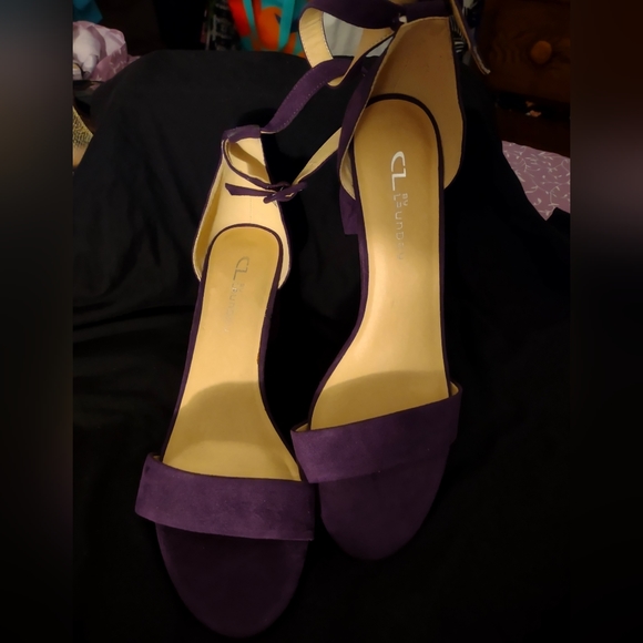 Women's Sandals - Picture 2 of 3